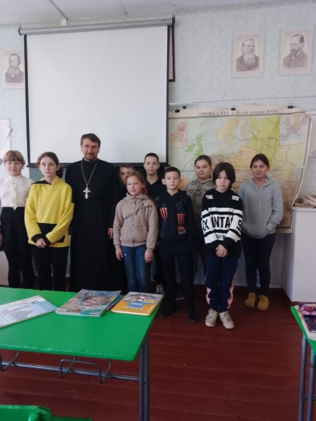 В школе села Сараса Алтайского района священник провел урок, посвященный Рождеству Христову