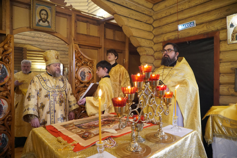 В Неделю 22-ю по Пятидесятнице епископ Серафим совершил Божественную литургию в храме святителя Димитрия Ростовского села Енисейское 