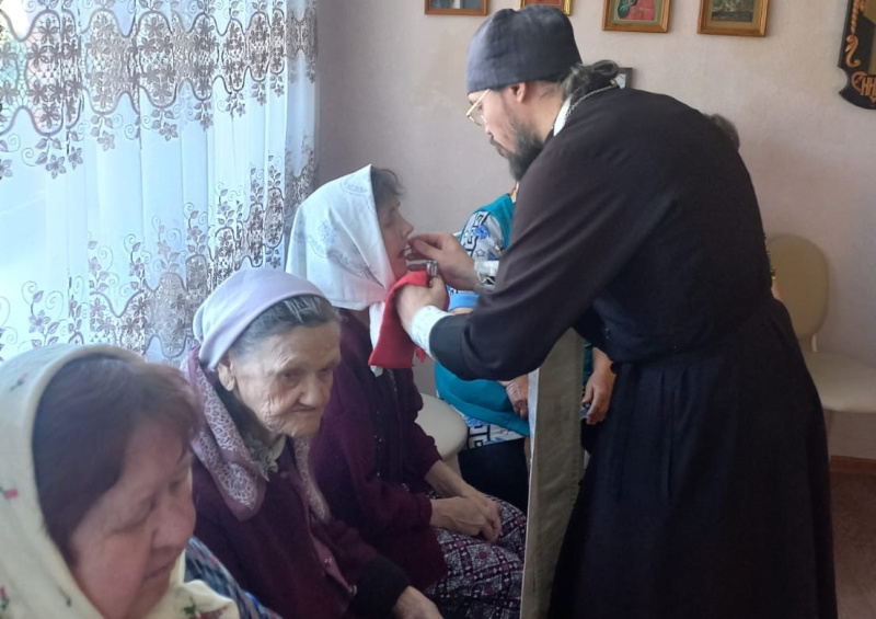 Священнослужители Покровского храма посетили Бийский дом-интернат для инвалидов и престарелых.