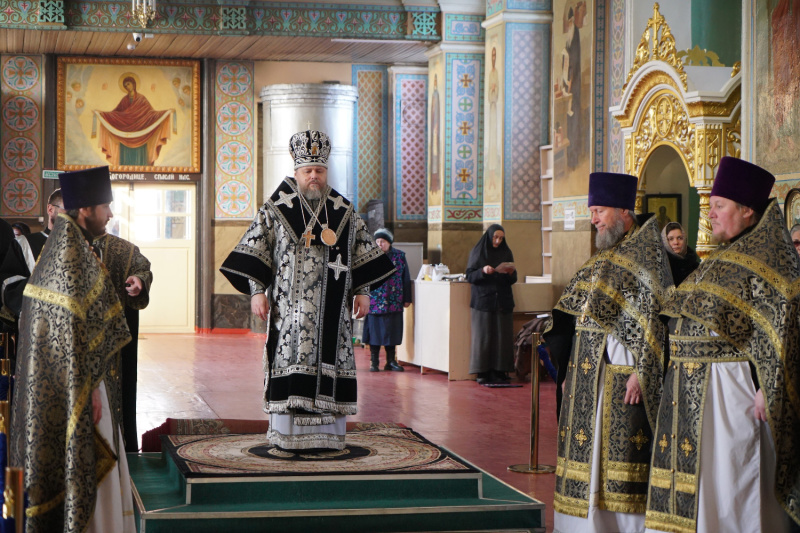 В среду первой седмицы Великого поста епископ Серафим совершил литургию Преждеосвященных Даров в Успенском кафедральном соборе 