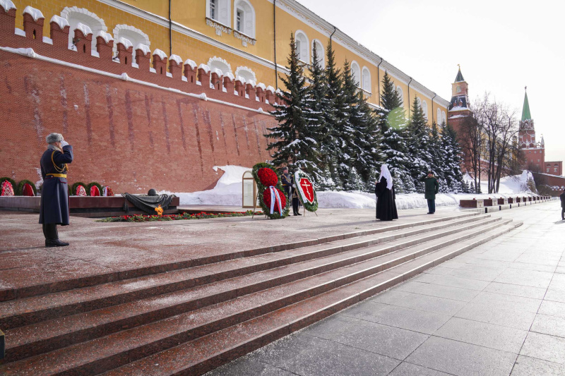 В День защитника Отечества Святейший Патриарх Кирилл возложил венок к могиле Неизвестного солдата у стен Московского Кремля