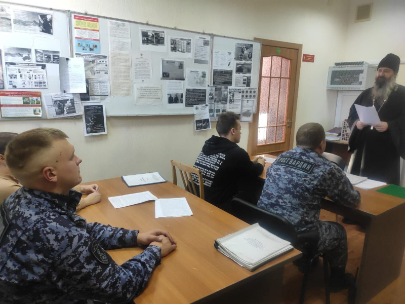 Настоятель храма Смоленской иконы Божией Матери села Смоленское провел тематическую беседу к Дню народного единства с сотрудниками подразделения Росгвардии 
