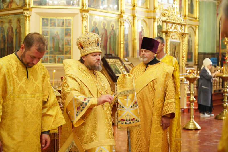Накануне Недели 13-й по Пятидесятнице епископ Серафим совершил всенощное бдение в Успенском кафедральном соборе