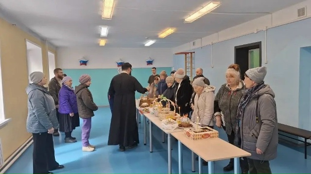 Настоятель храма иконы Божией Матери «Умиление» города Бийска совершил освящение пасхальной снеди в спортивно-досуговом центре «Алтай» 