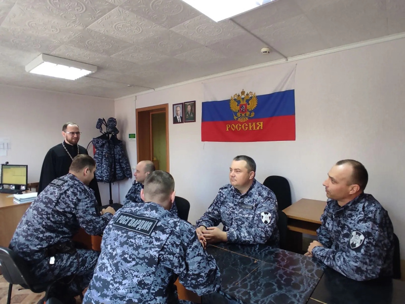 Благочинный Красногорского округа провел беседу на тему праздника Пасхи с сотрудниками Росгвардии
