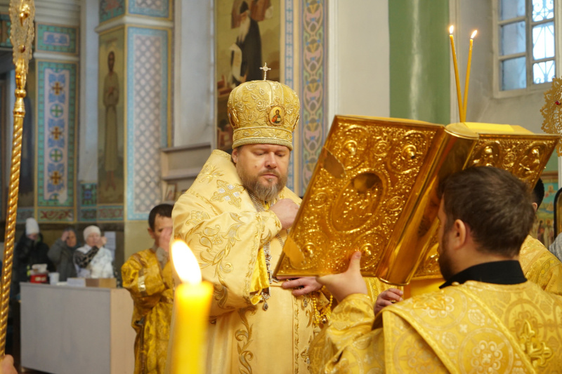 Накануне Недели 21-й по Пятидесятнице епископ Серафим совершил всенощное бдение в Успенском кафедральном соборе 
