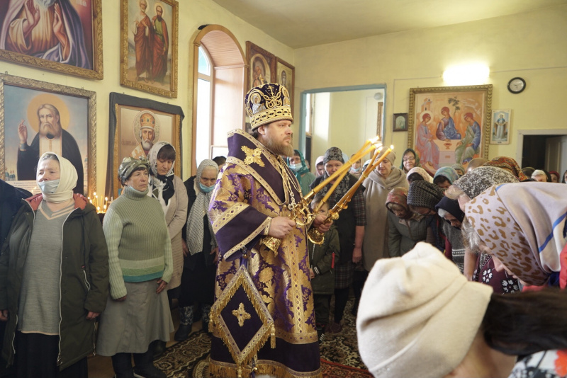 Епископ Серафим совершил Божественную литургию в Никольском храме села Солтон