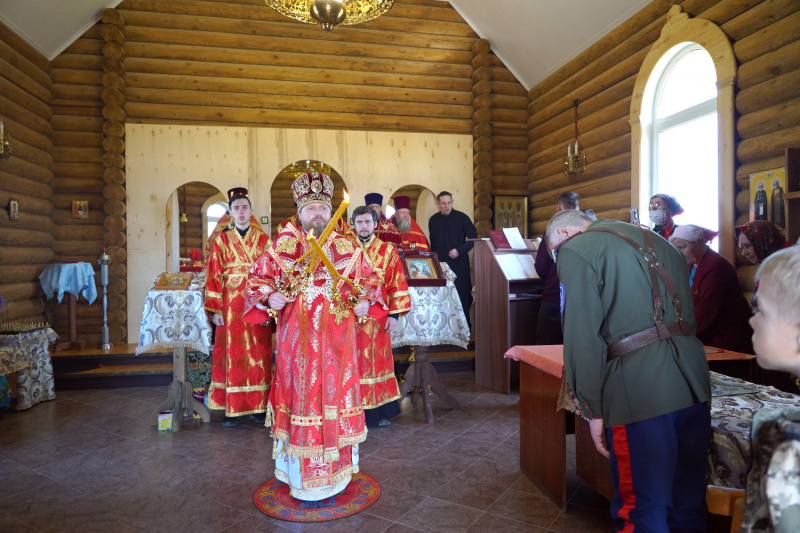 В понедельник Светлой седмицы Преосвященнейший Серафим совершил Великую вечерню и утреню в храме трех Святителей села Шульгин Лог