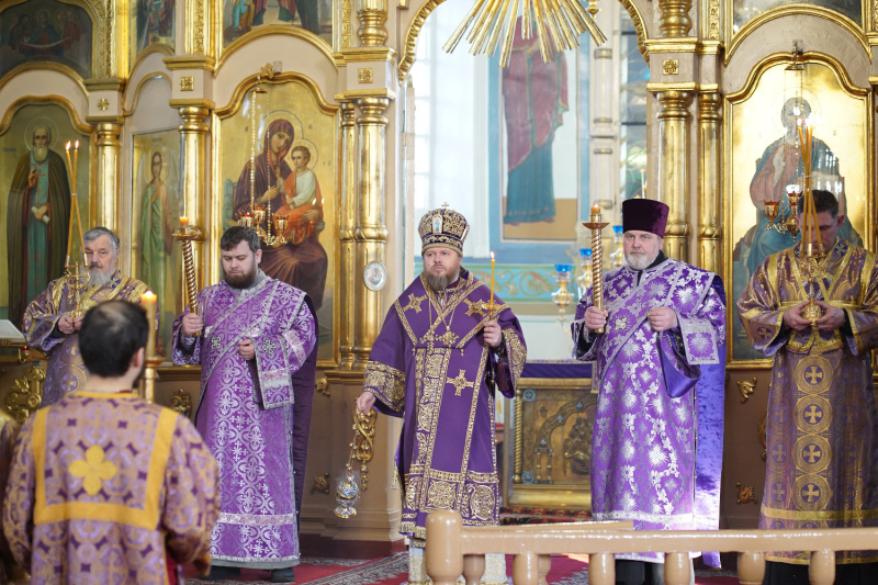 Накануне Недели 1-й Великого поста, Торжества Православия, епископ Серафим совершил всенощное бдение в Успенском кафедральном соборе города Бийска