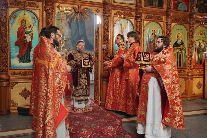 В Неделю 2-ю по Пасхе епископ Серафим совершил Божественную литургию в храме Покрова Пресвятой Богородицы села Целинное