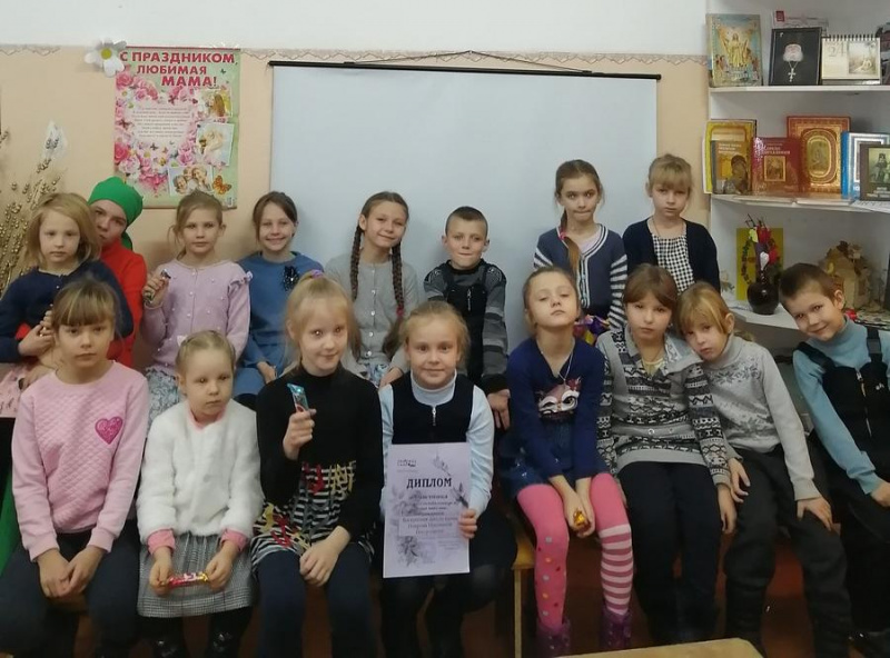 Воспитанники воскресной школы Покровского храма города Бийска поздравили с Днем матери своих матерей и бабушек 