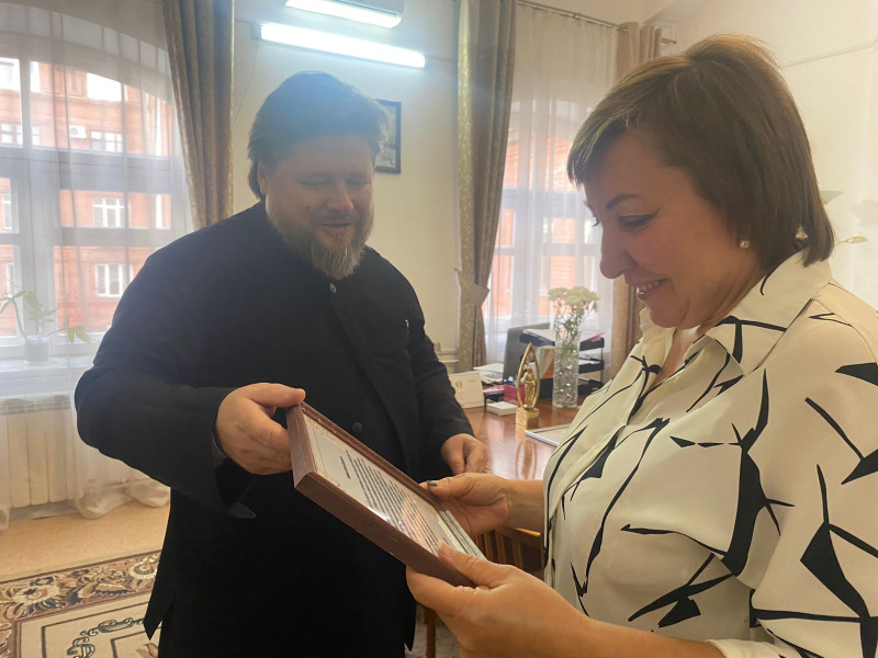 Епископ Серафим поздравил директора Центральной библиотечной системы города Бийска с получением главного приза XIV Международного Славянского литературного форума «Золотой витязь»