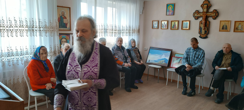 Настоятель Покровского храма Свято-Макарьевской мужской монашеской общины поздравил проживающих в Бийском доме-интернате для инвалидов и престарелых с Вербным воскресеньем