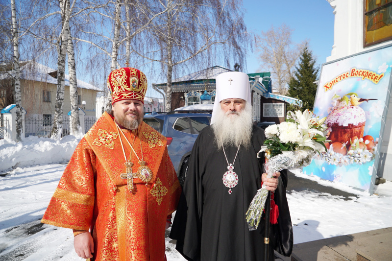 В среду Светлой седмицы митрополит Сергий и епископ Серафим совершили вечернее богослужение в Успенском кафедральном соборе города Бийска