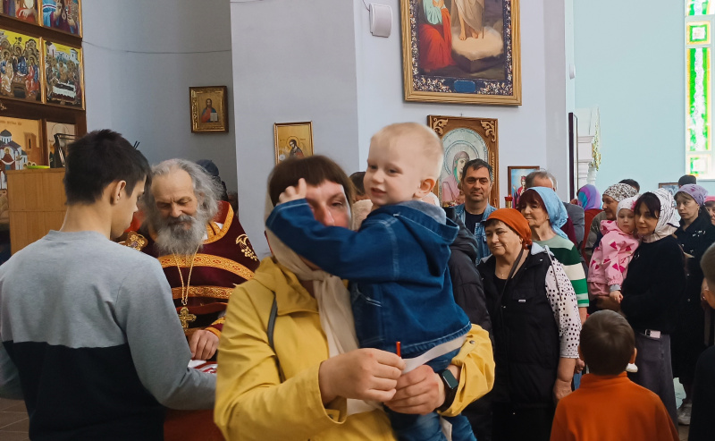 В Неделю 3-ю по Пасхе, святых жен-мироносиц, настоятель храма Покрова Пресвятой Богородицы Свято-Макарьевской монашеской общины поздравил прихожанок с праздником 