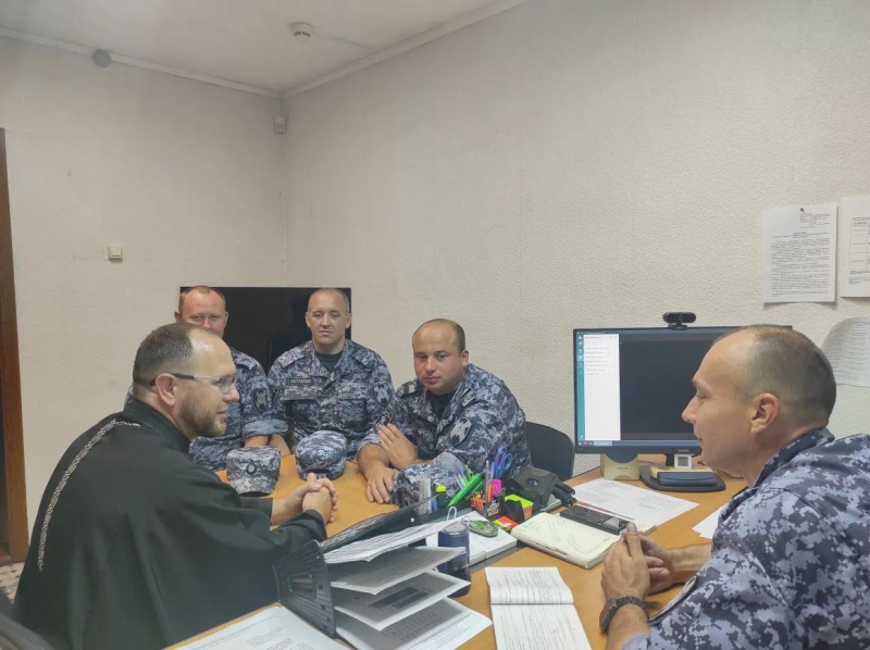 Благочинный Красногорского округа провел беседу с сотрудниками Росгвардии, посвященную Крещению Руси  