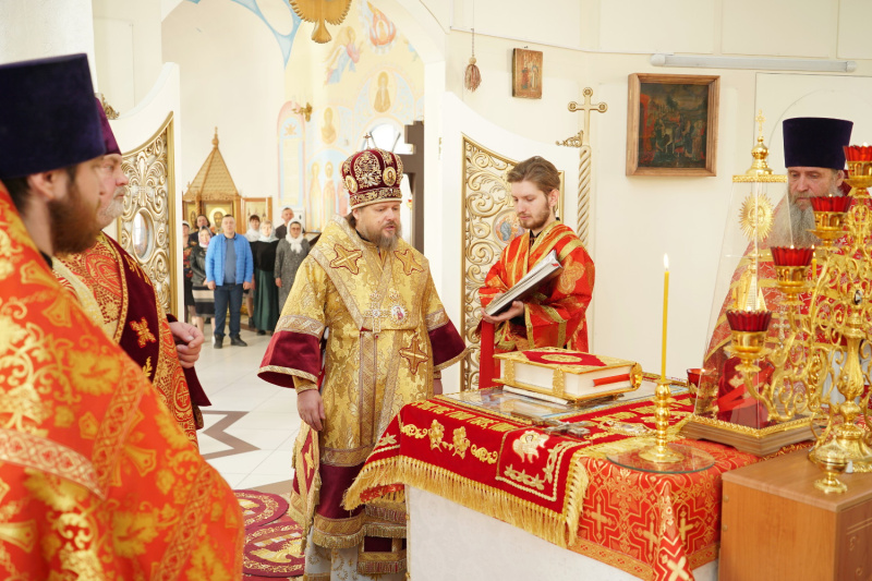 Владыка Серафим совершил Божественную литургию в храме Православной школы города Бийска