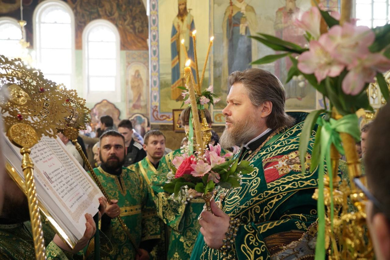 Накануне праздника Входа Господня в Иерусалим епископ Серафим совершил всенощное бдение в Успенском кафедральном соборе 