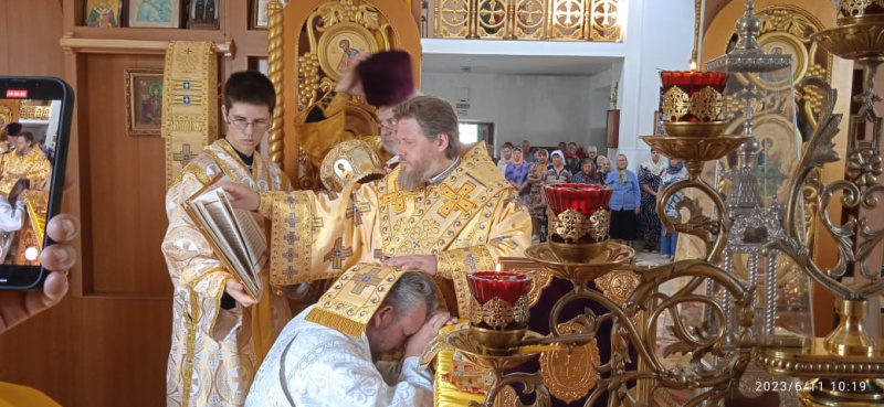 В Неделю 1-ю по Пятидесятнице, Всех святых, епископ Серафим совершил Божественную литургию и диаконскую хиротонию в Свято-Троицком храме села Троицкое