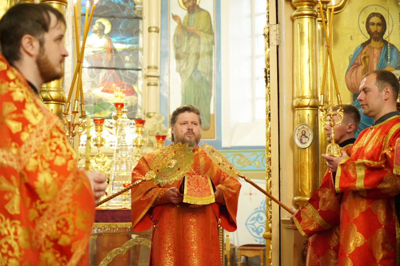 Епископ Серафим совершил Божественную литургию в праздник Преполовения Пятидесятницы