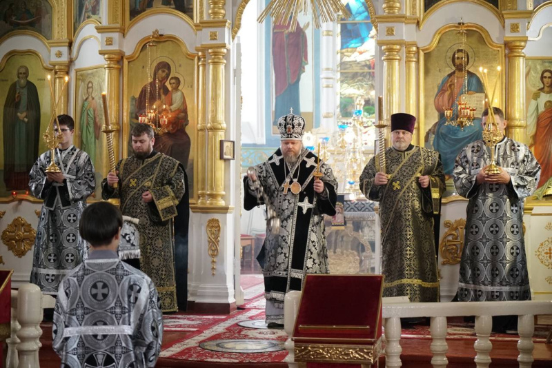 Накануне Великого Вторника епископ Серафим совершил вечернее богослужение в Успенском кафедральном соборе