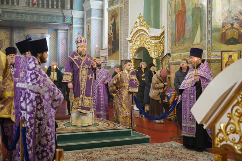 Накануне Недели 2-й Великого поста епископ Серафим совершил всенощное бдение в Успенском кафедральном соборе