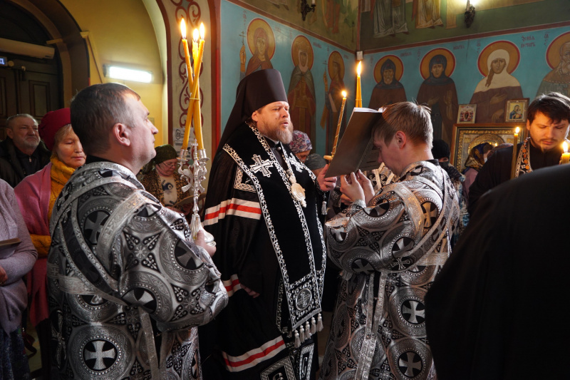 В четверг первой седмицы Великого поста Преосвященный Серафим совершил повечерие с чтением Великого канона прп. Андрея Критского 