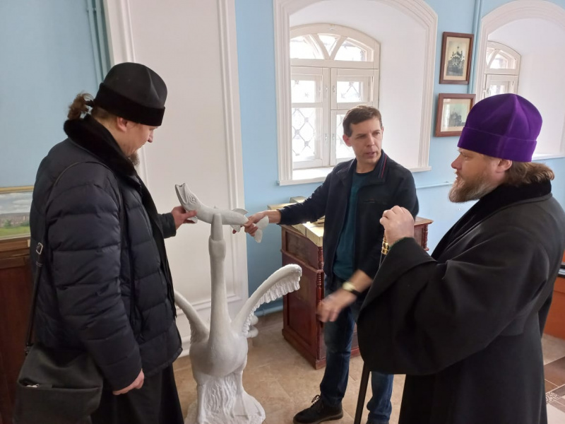Епископ Серафим, в сопровождении заместителя Председателя Издательского Совета РПЦ, посетил Музей истории Алтайской духовной миссии Бийского архиерейского подворья