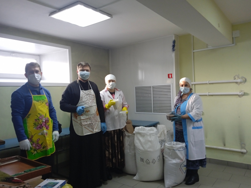 Бийская епархия продолжает оказывать продуктовую помощь нуждающимся людям 