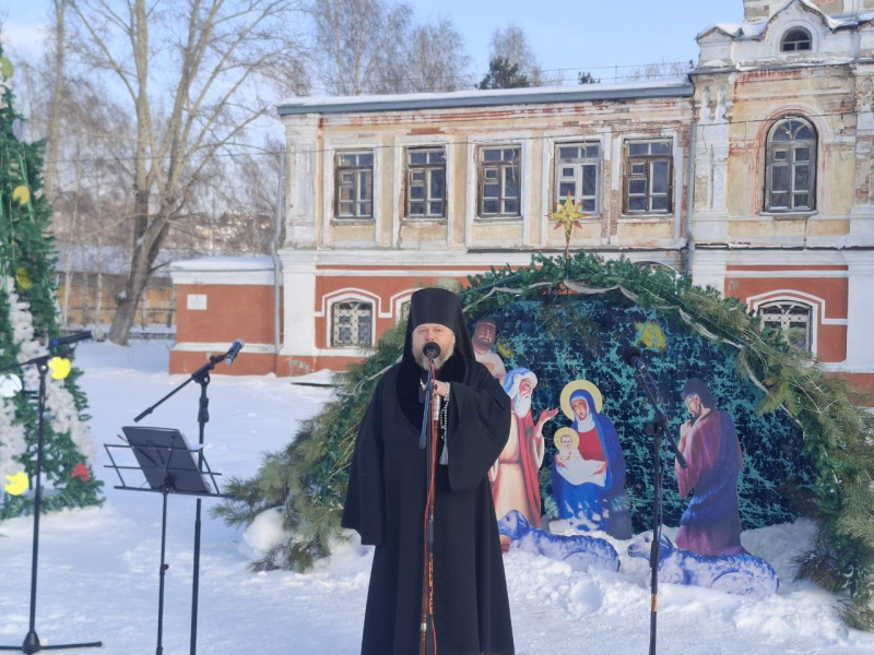 Владыка Серафим открыл Рождественский вертеп на территории Бийского архиерейского подворья