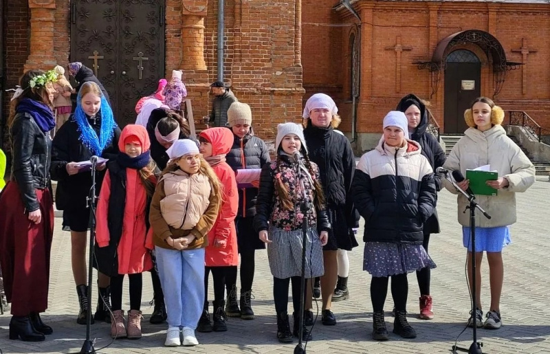 На территории храма Казанской иконы Божией Матери города Бийска состоялось праздничное мероприятие «Пасха к нам пришла»