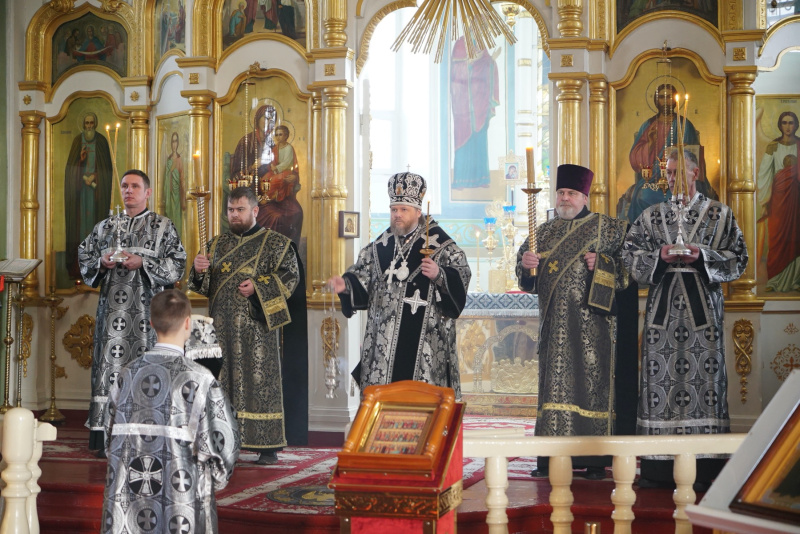 Накануне понедельника седмицы 2-й Великого поста епископ Серафим совершил Пассию в Успенском кафедральном соборе 