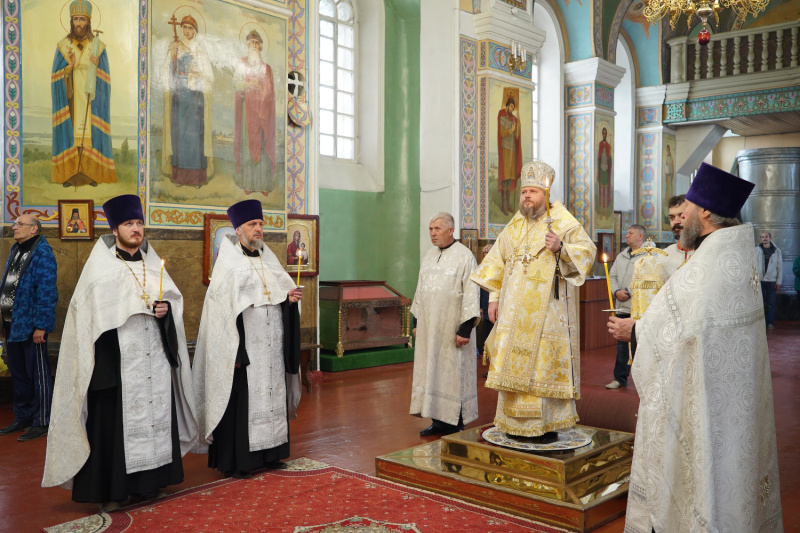 Накануне Недели 7-й по Пасхе епископ Серафим совершил всенощное бдение в Успенском кафедральном соборе
