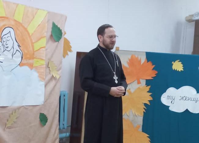 В Красногорском благочинии священник поздравил участников концерта, посвященного Дню матери  