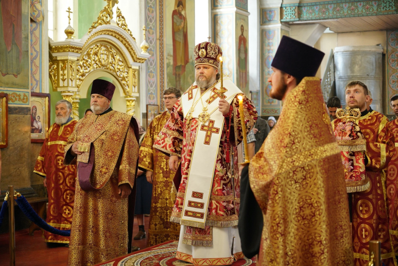 Накануне Недели 10-й по Пятидесятнице епископ Серафим совершил всенощное бдение в Успенском кафедральном соборе