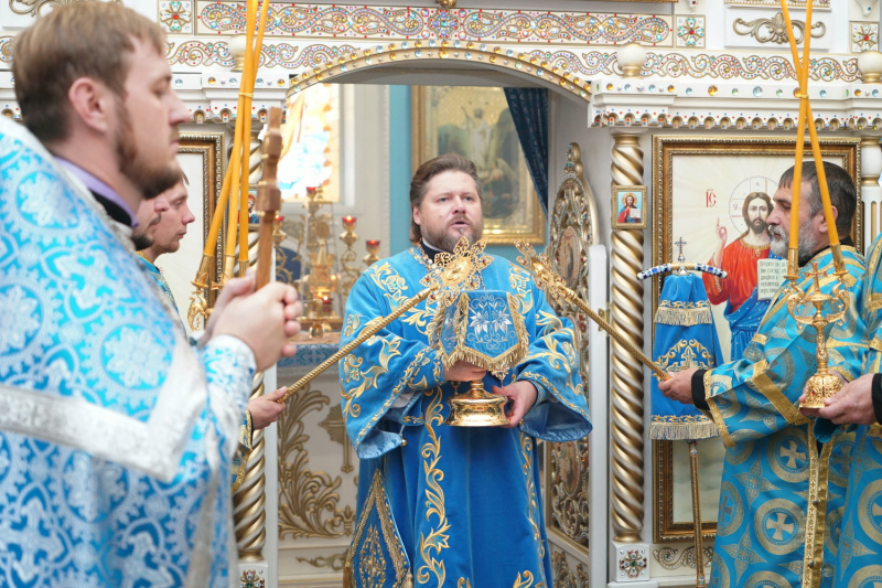 В праздник Покрова Пресвятой Богородицы Преосвященный Серафим совершил Божественную литургию в Покровском храме города Бийска 