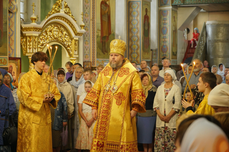 В Неделю 6-ю по Пятидесятнице, праздник святых апостолов Петра и Павла епископ Серафим совершил Божественную литургию в Успенском кафедральном соборе 