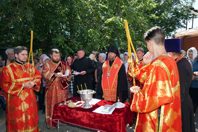 Епископ Серафим совершил освящение первого накупольного креста строящегося храма святителя Николая Чудотворца города Бийска