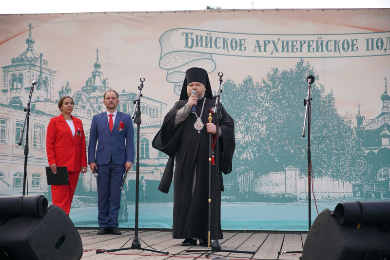 На площади Бийского архиерейского подворья прошла праздничная программа «Победный май», посвященная Дню Победы 
