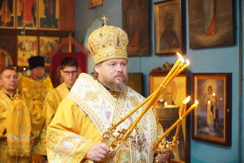 В Неделю 21-ю по Пятидесятнице Преосвященный Серафим совершил Божественную литургию в храме Казанской иконы Божией Матери села Усть-Иша
