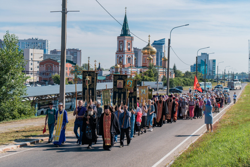 В Барнауле прошел крестный ход, посвященный священномученику Иакову, архиепископу Барнаульскому