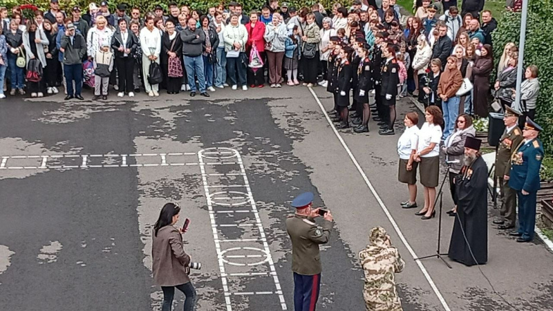 В День знаний руководитель отдела по взаимодействию с вооруженными силами и правоохранительными органами принял участие в торжественном построении Кадетской школы