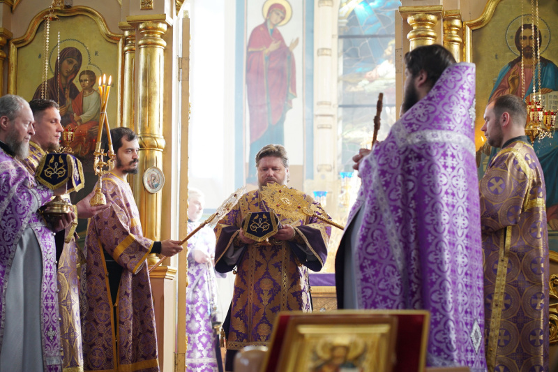 Епископ Серафим совершил литургию Преждеосвященных Даров в день празднования первого и второго обретения главы Иоанна Предтечи 