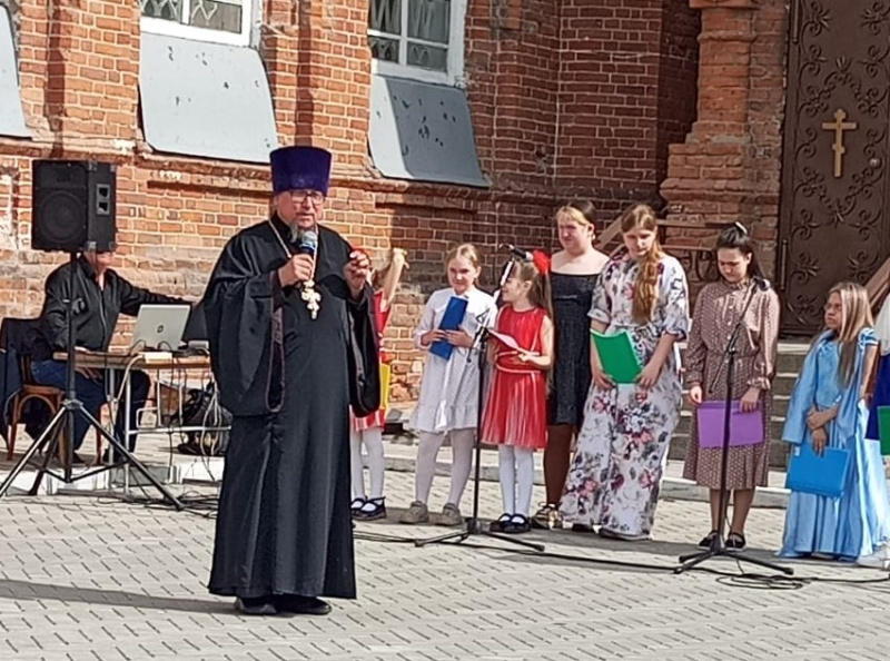 На территории храма Казанской иконы Божией Матери города Бийска прошло праздничное мероприятие, посвященное Светлому Христову Воскресению