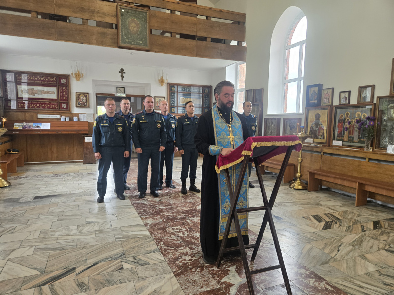 В день празднования иконы Божией Матери «Неопалимая купина» в Пантелеимоновском соборе города Белокурихи прошел молебен для сотрудников МЧС