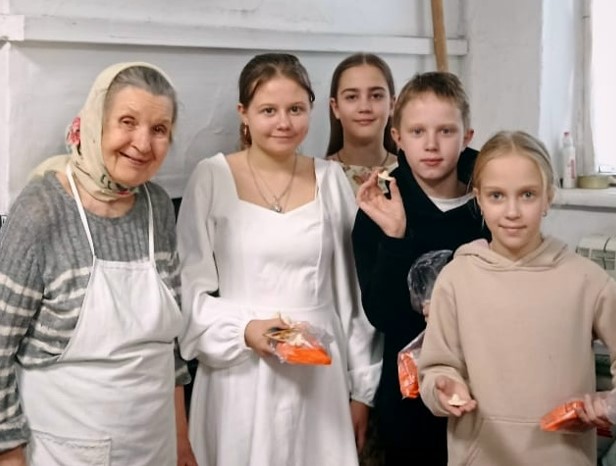 Для учащихся воскресной школы Успенского кафедрального собора проведён практический урок-экскурсия "Знакомство с изготовлением просфор"