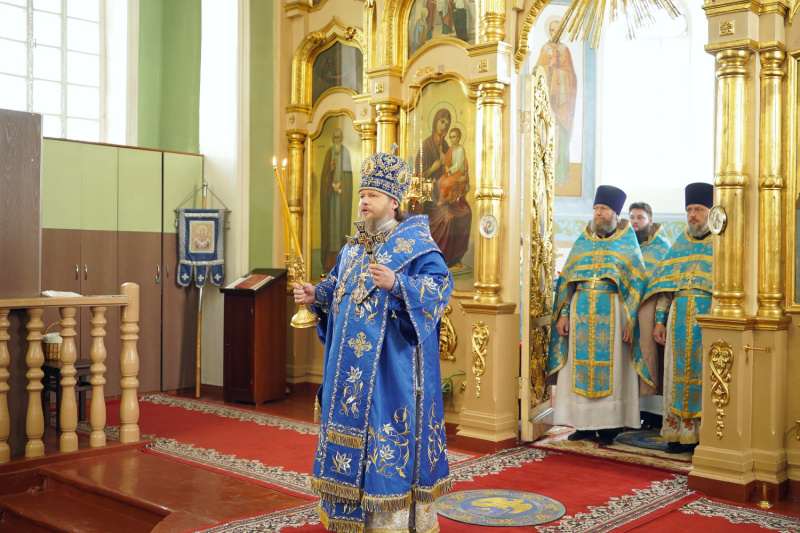 Епископ Серафим совершил Литургию и благословил паломников на начало Крестного хода к чудотворной Казанской (Коробейниковской) иконе Пресвятой Богородицы