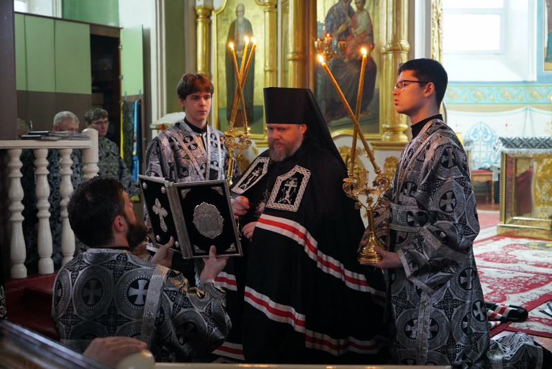 Епископ Серафим совершил вечерню с чином прощения в Успенском кафедральном соборе 