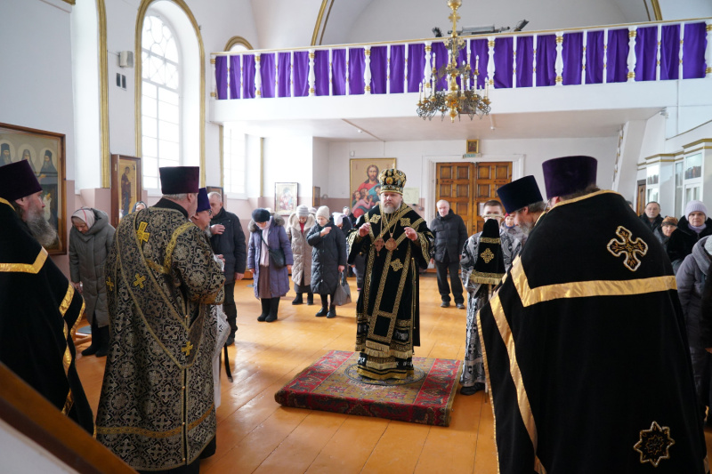В пятницу первой седмицы Великого поста епископ Серафим совершил литургию Преждеосвященных Даров в храме Казанской иконы Божией Матери города Бийска