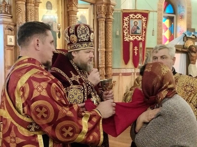 В день памяти святой великомученицы Екатерины епископ Серафим совершил Божественную литургию в селе Сростки 